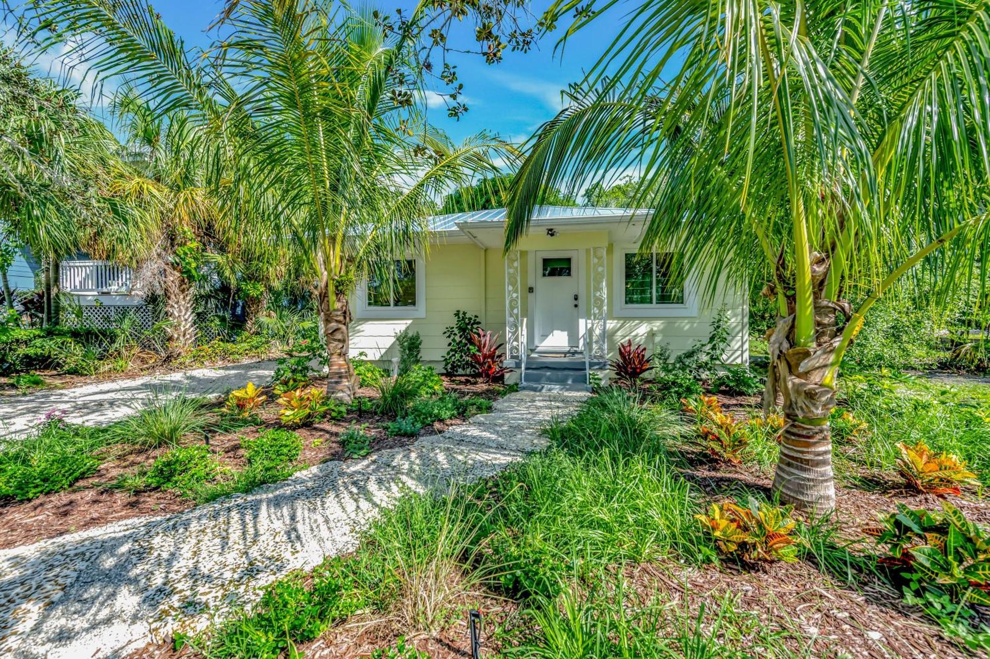 Casa Posada - So Close You Can Hear The Waves Historic Beach Cottage W Beach Gear Anna Maria Esterno foto